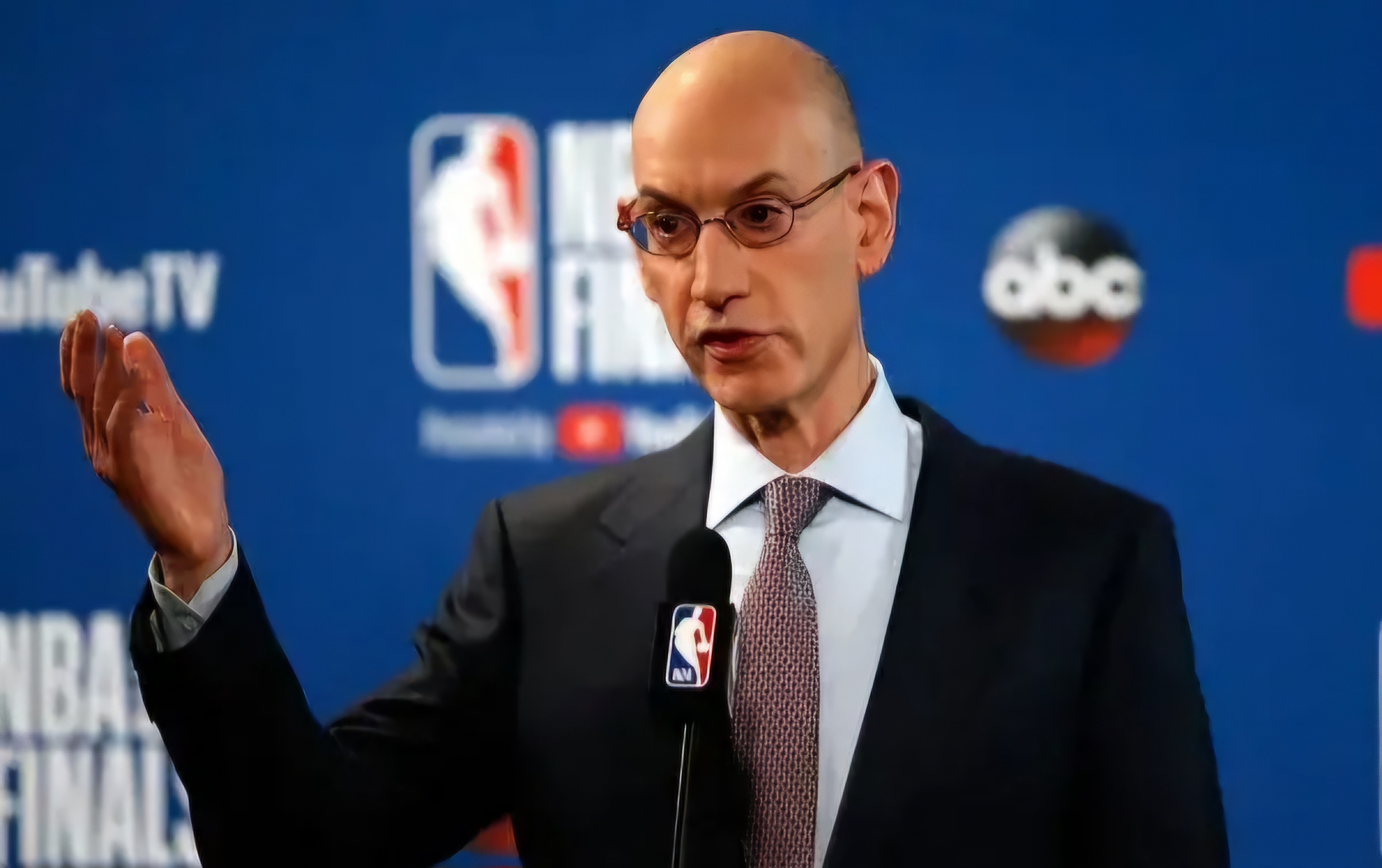 纽约尼克斯迎英超关键赛；转会期止住颓势；媒体盛赞；临场指挥获称赞的简单介绍